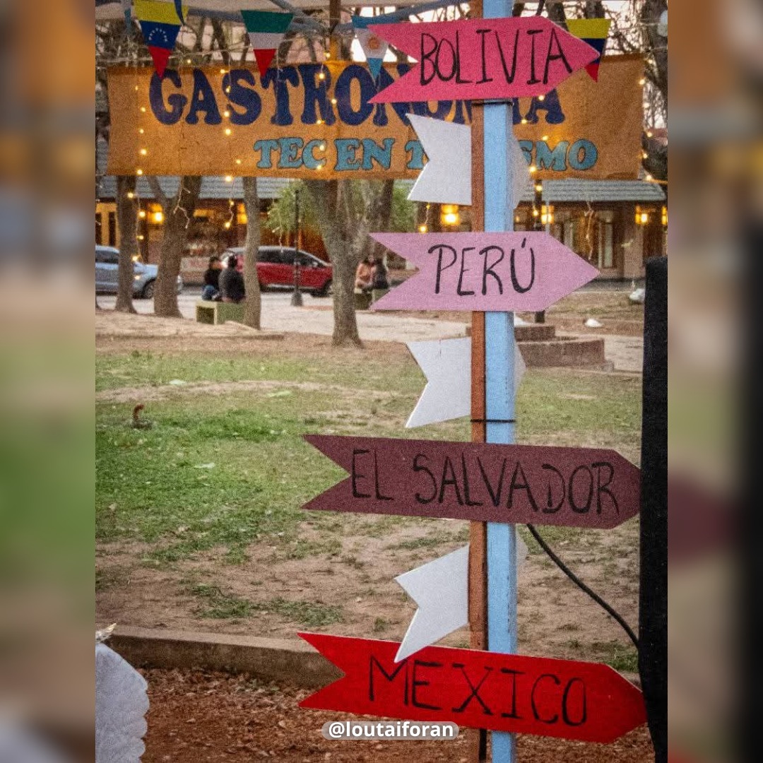 Exposición de proyectos turísticos en la plaza.