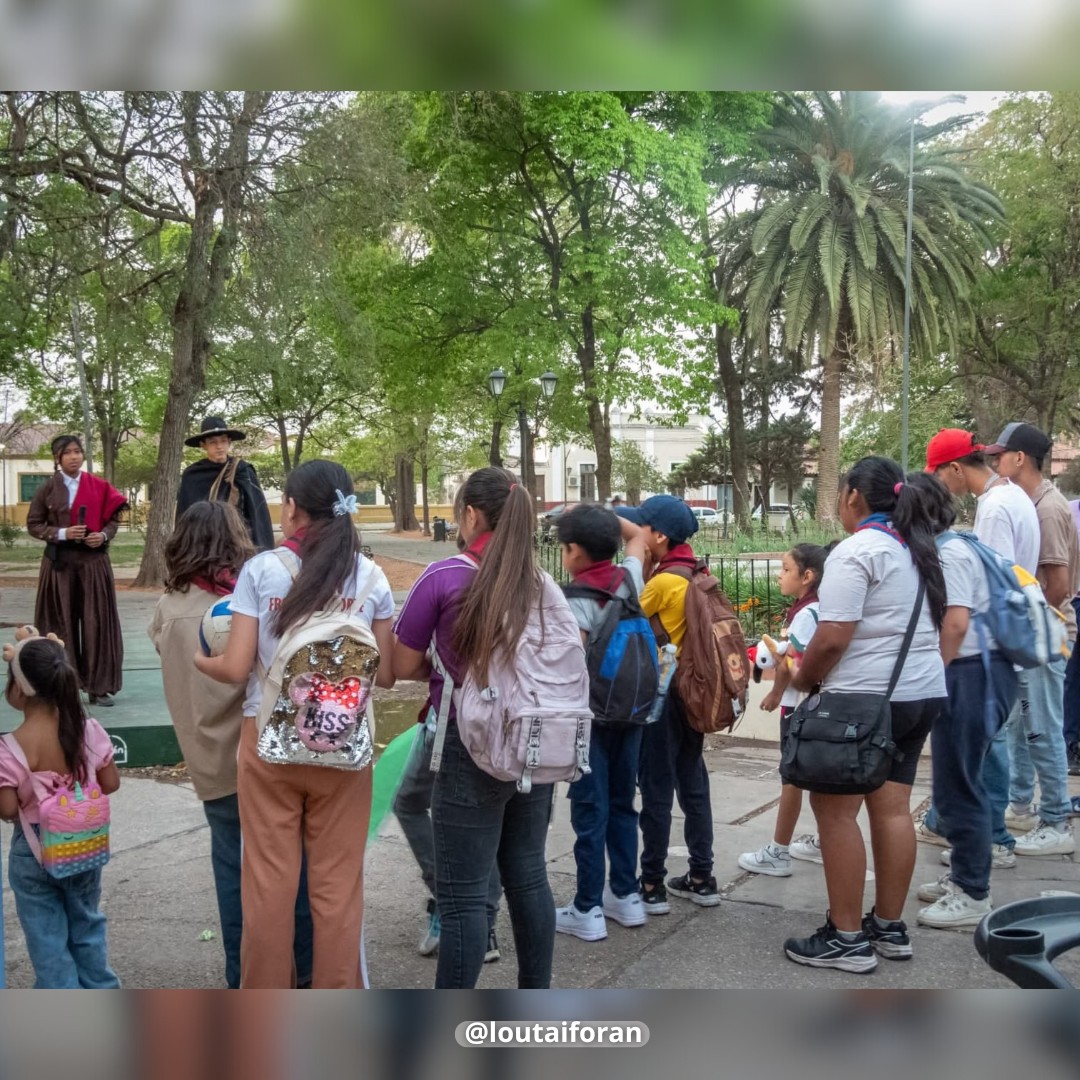 Estudiantes de Turismo organizando el evento.