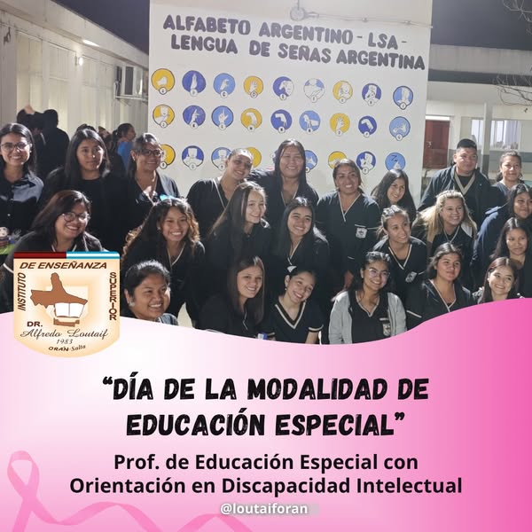 Imagen de grupo mostrando el mural del alfabeto LSA.