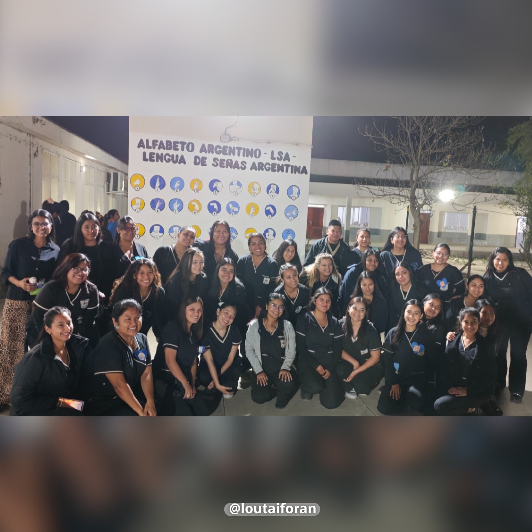 Estudiantes observando el mural de LSA en el instituto.