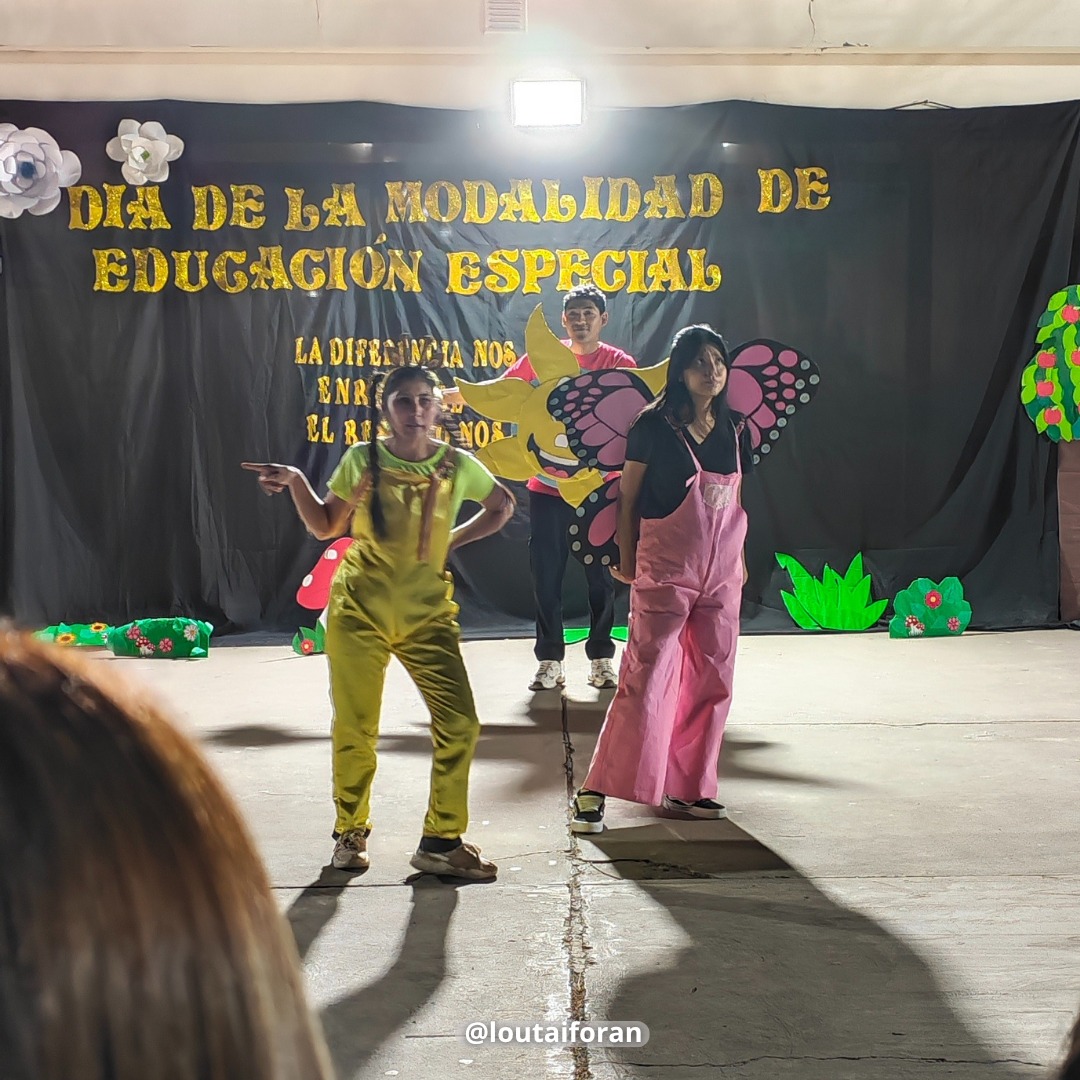 Estudiante en la escuela especial.