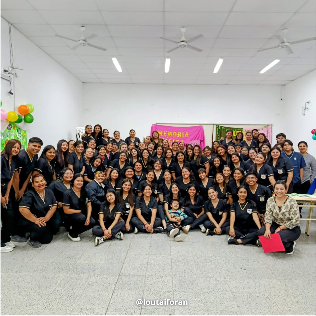 Estudiante trabajando en el armado de un recurso.