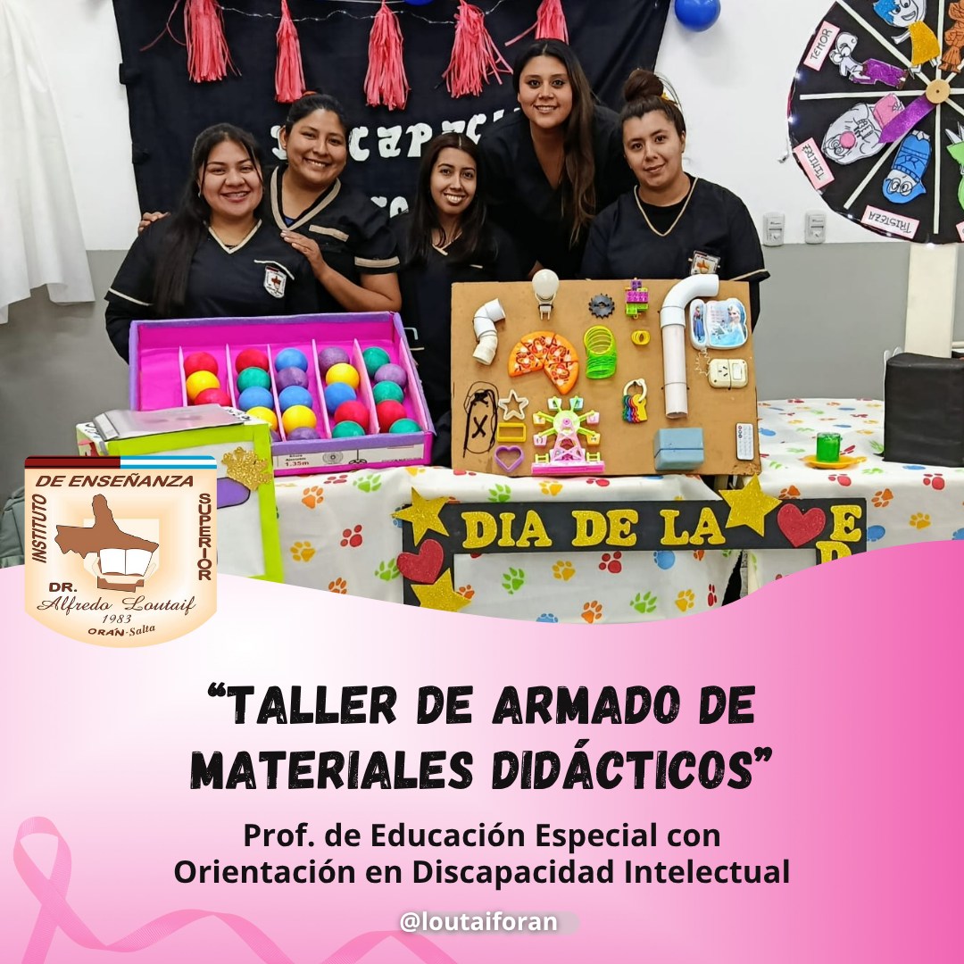 Estudiantes mostrando materiales didácticos creados.