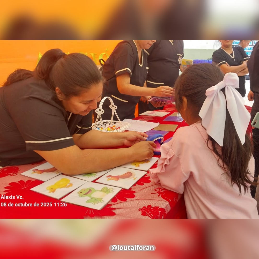 Estudiantes en el stand informativo.