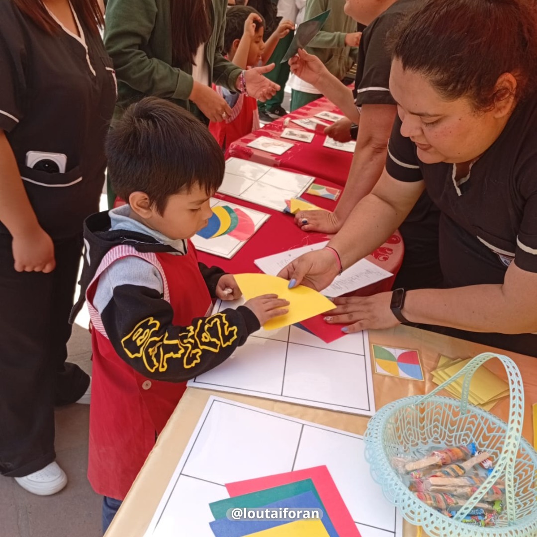 Grupo de estudiantes y docentes en el evento.